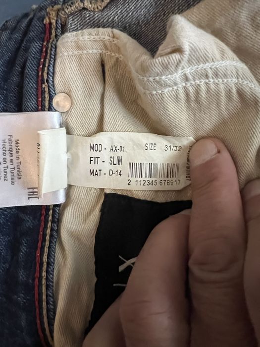 Vând  blugi noi Armani Exchange elastici.