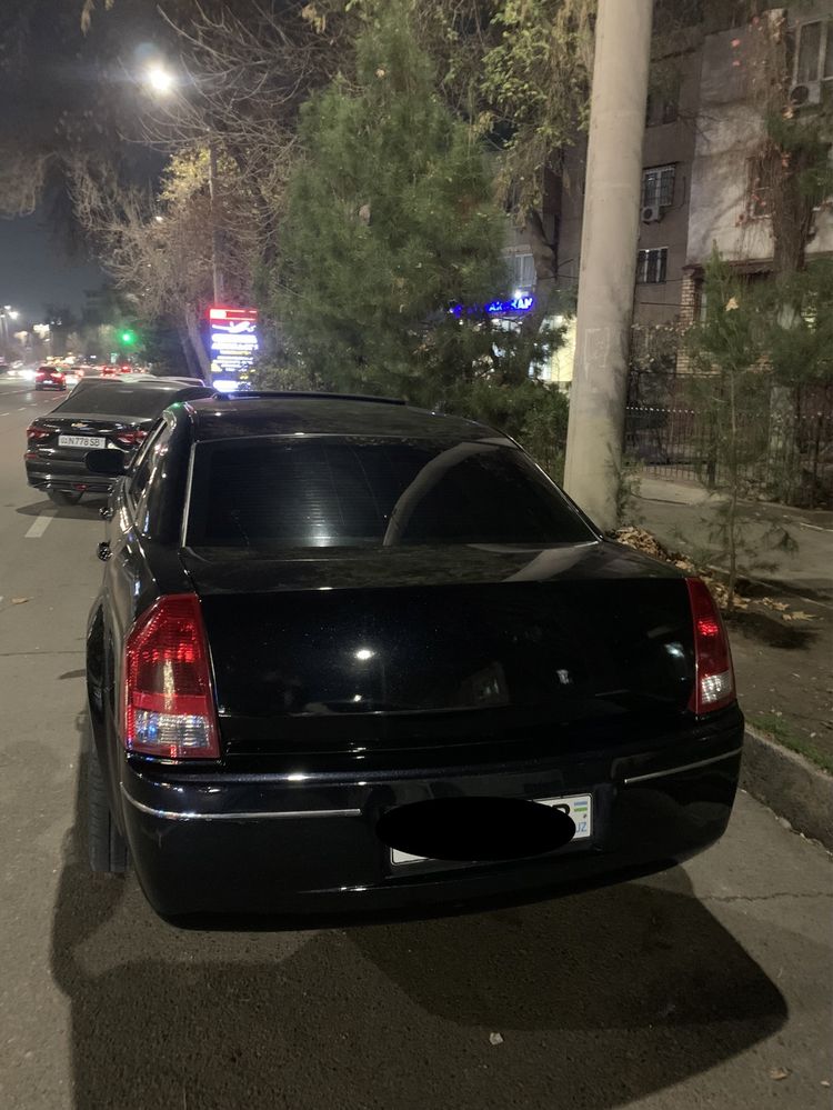 Chrysler 300c  3.5L объём мотора,  2006 года. Крайслер