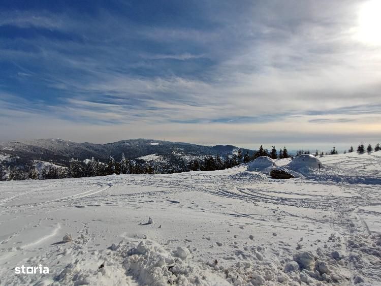 Terenuri panoramice în stațiunea Harghita Mădăraș lângă pârtia de schi