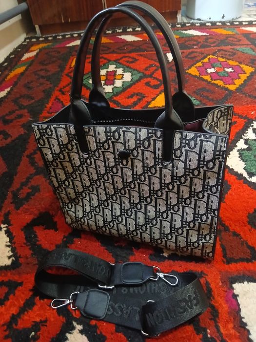 Dior ayollar sumkasi