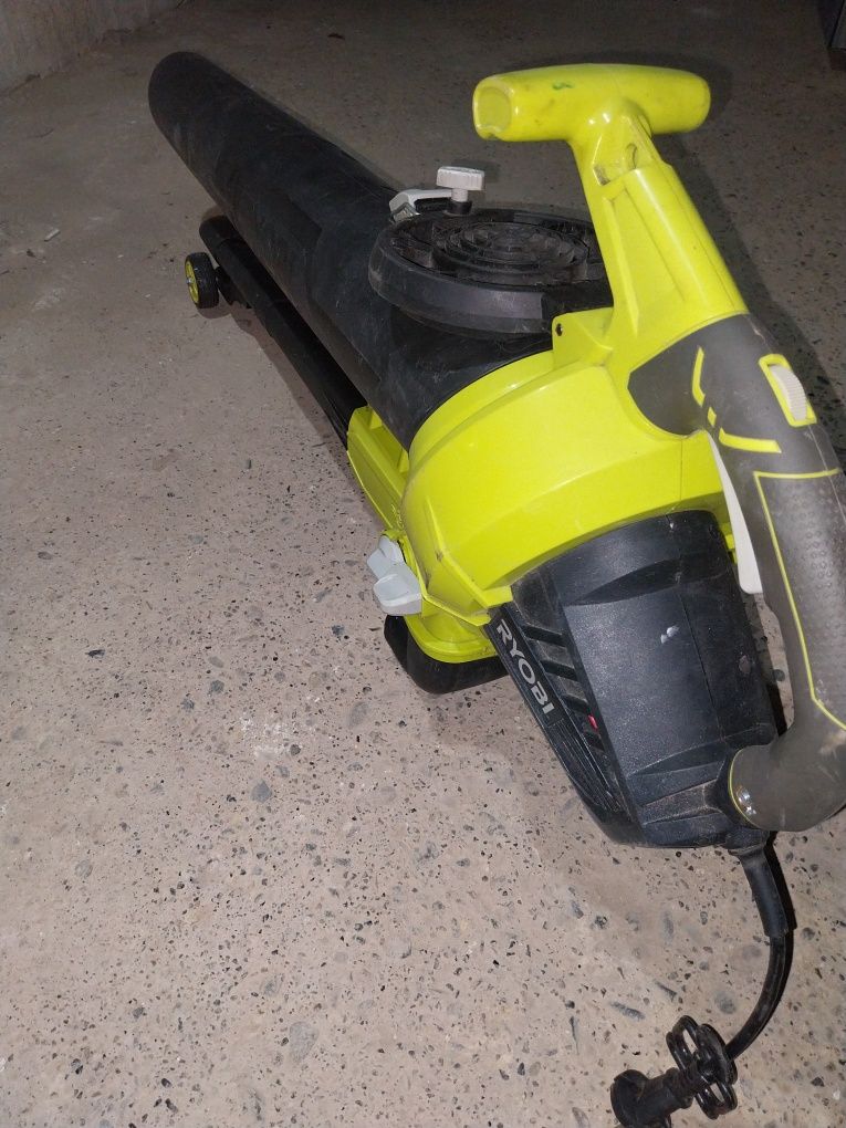 RYOBI Suflator de frunze-aspirator 3000 w