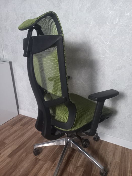 Эргономичное кресло с сеткой, отличное состояние
