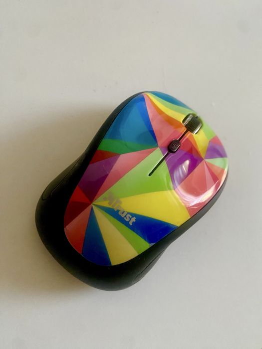 Trust Yvi FX Wireless Mouse - Multicolor cu LED și USB receiver