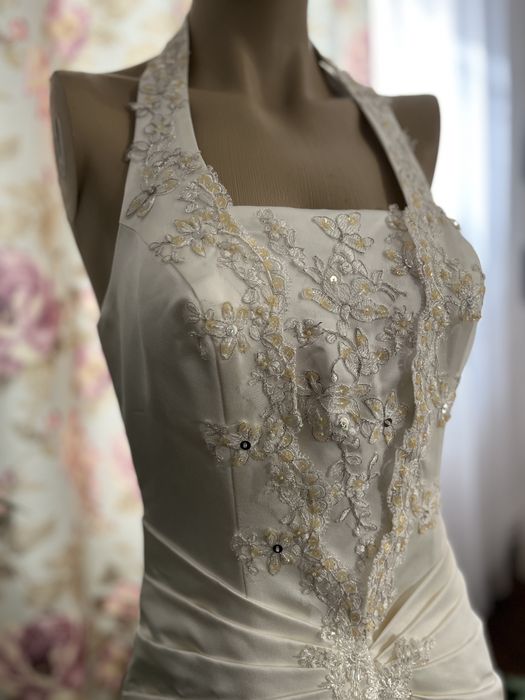 Rochie de mireasa purtata odata. Aplicatii cusute manual