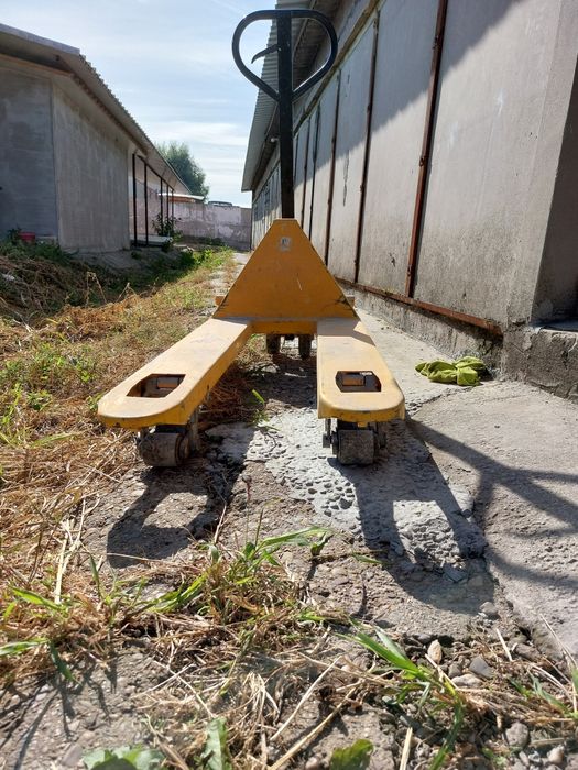 Vând  transpalet , liza manuala 2,5t