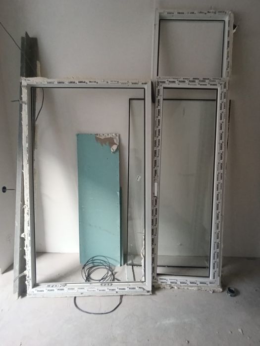 Продается пластиковая балконый размеры дверь 2,75х0,77 окно 1,20х2,05