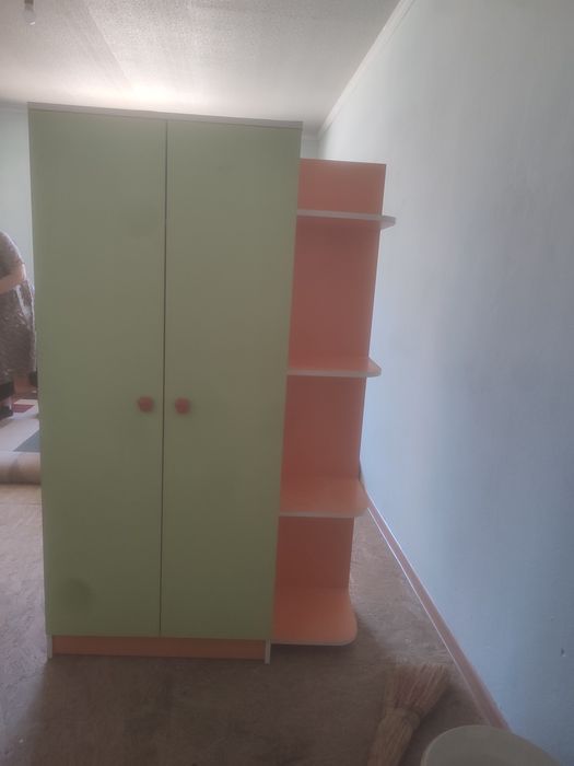 продам детский шкаф с тумбочкой
