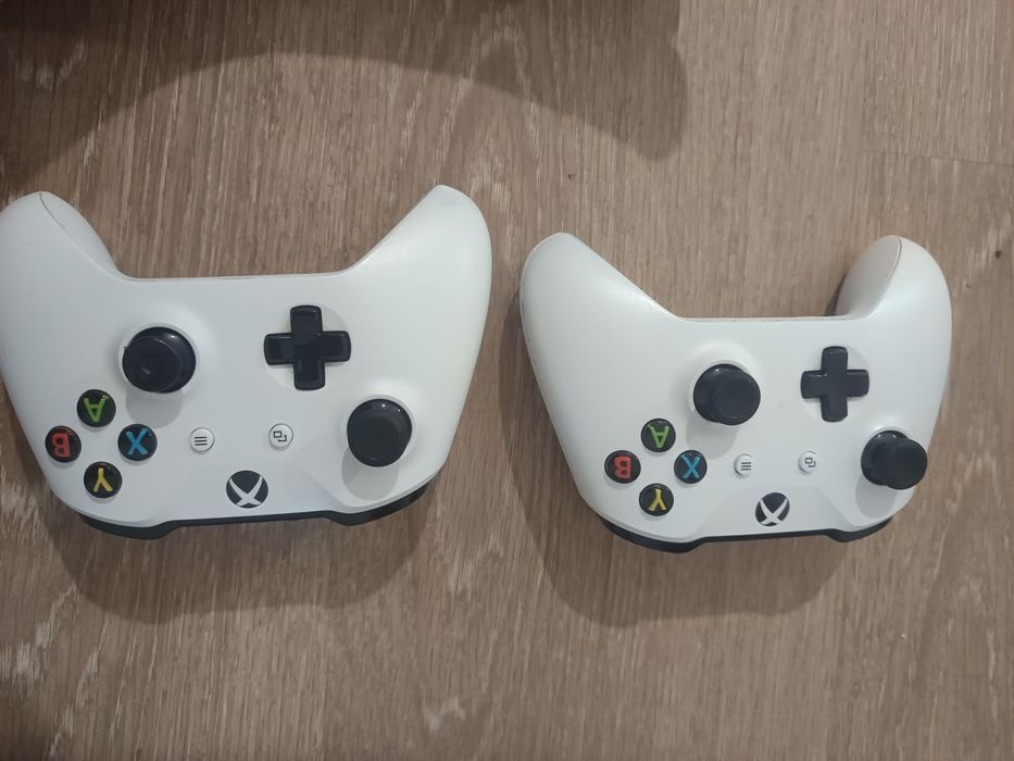 Vând Xbox One S cu 2 controllere , baterii reîncărcabile și joc FC24