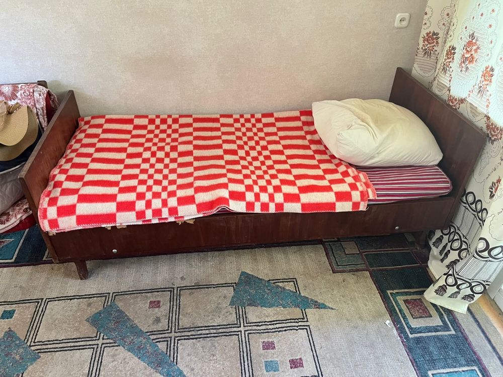 Шкаф и кровать с матрасами