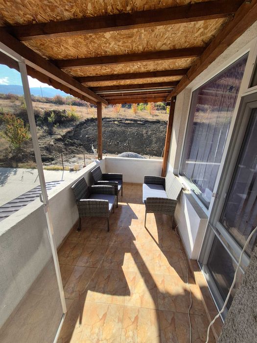 Многостаен етаж от къща, 160кв, полу-обзаведен, двор и паркомясто