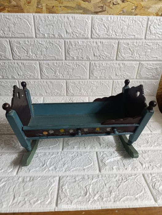 Vintage ръчно рисувана дървена люлка за кукли