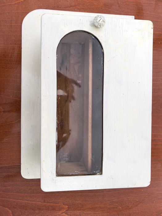 Продавам ретро аптечка с витринка