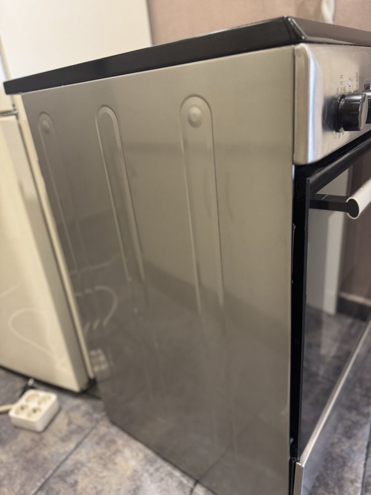 Свободностояща готварска печка Hotpoint Ariston