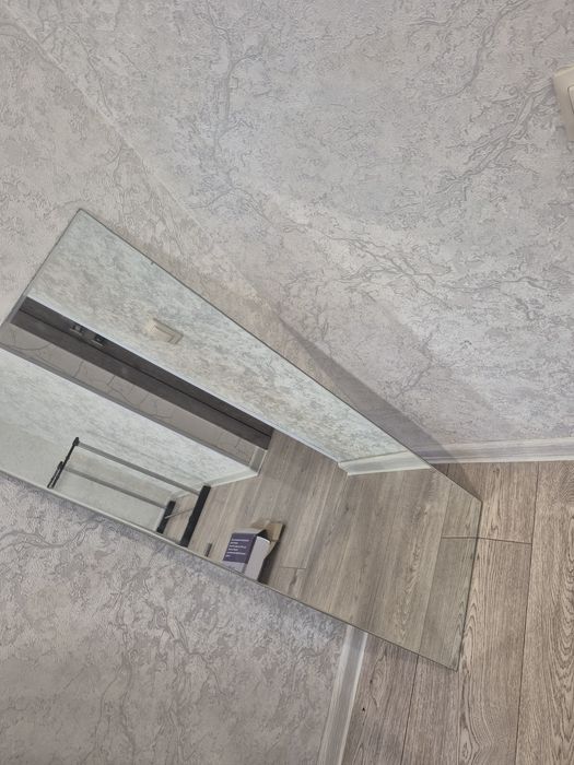 Зеркало  в  отличном  состоянии