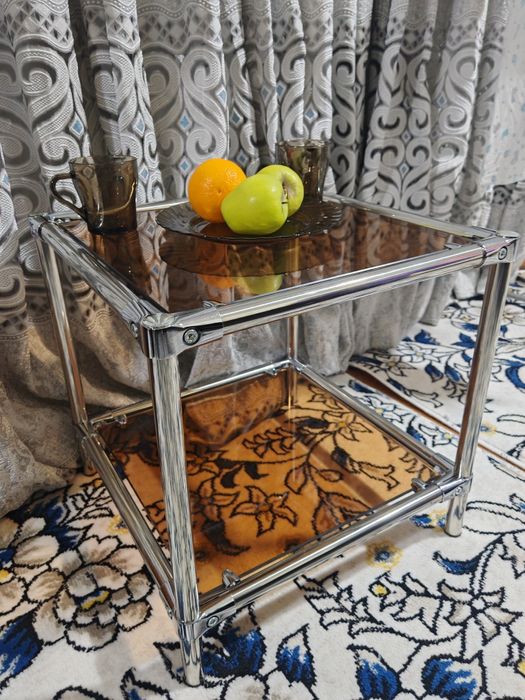 Журнальный столик 530000 сум.