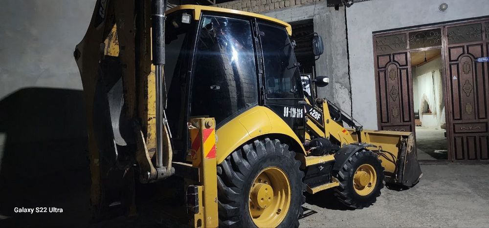 Экскаватор погрузчик срочно сотилади  CAT  428F  ср
