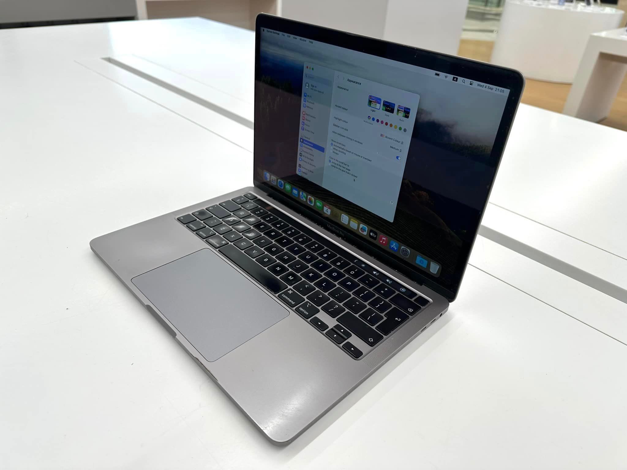 Продавам MacBook Pro 13', 2020, 1 TB, 4 Thund., 3 ports,  Space Grey