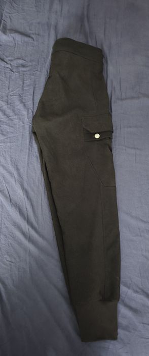 Pantaloni noi cu eticheta, made by society