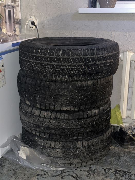 Зимние шины хорошие почти новые