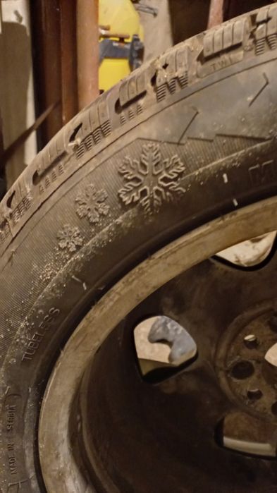 Vând set de 4 jante de tablă cu capace și cauciucuri 225/50 R17 98V