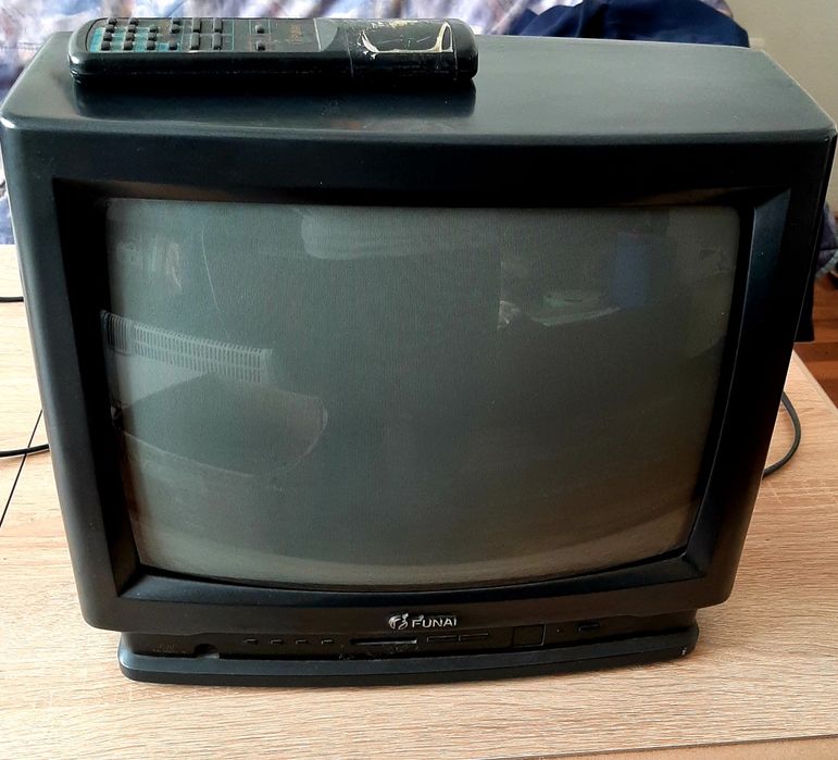 Малък ретро телевизорFUNAI,с дистанционно и стайна антена