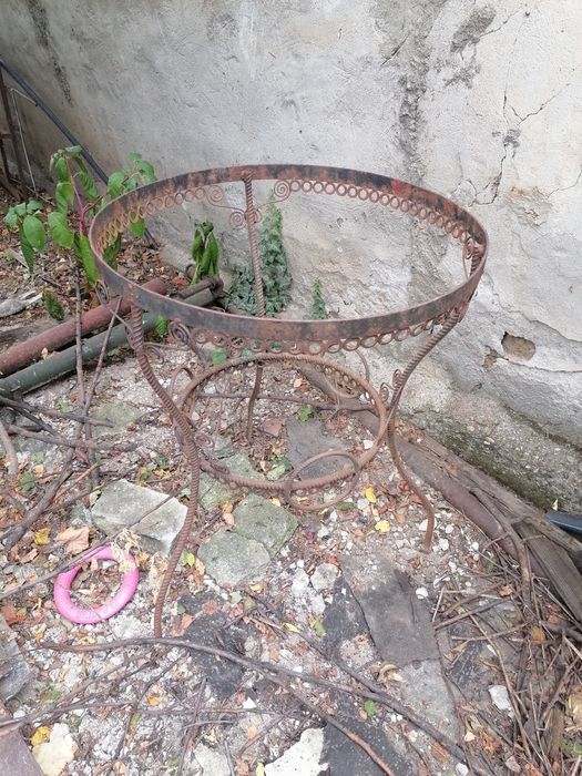 Masa veche  lucrata manual, din fier forjat, rotunda.