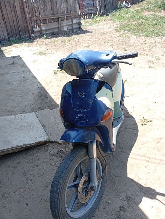 Scuter pe benzină în patru timpi