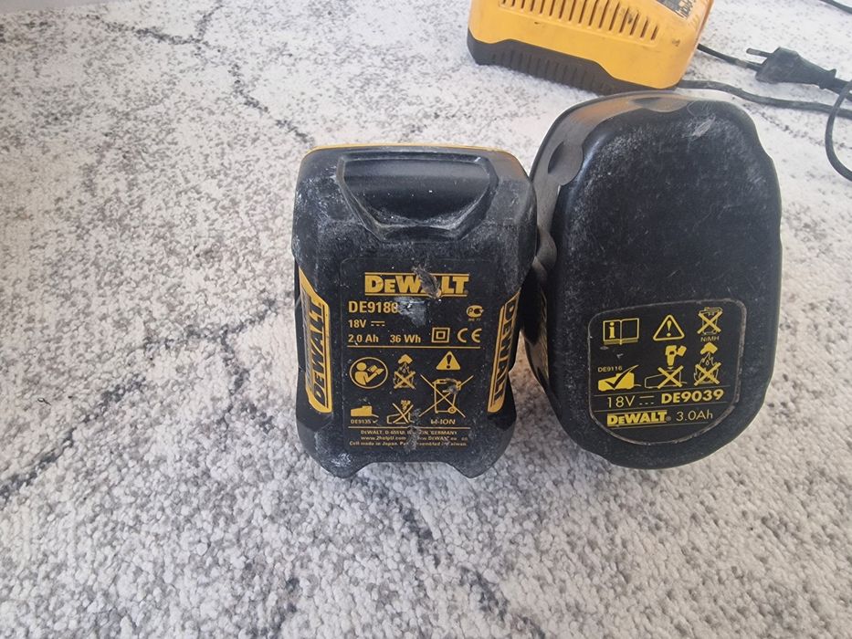 Vând statie de încărcare plus doi acumulatori DeWalt