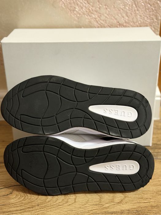 Adidasi Guess nr 38 26 cm