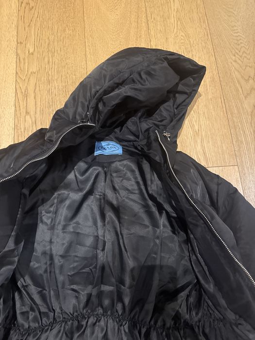 Vand geaca noua Prada marime M femei