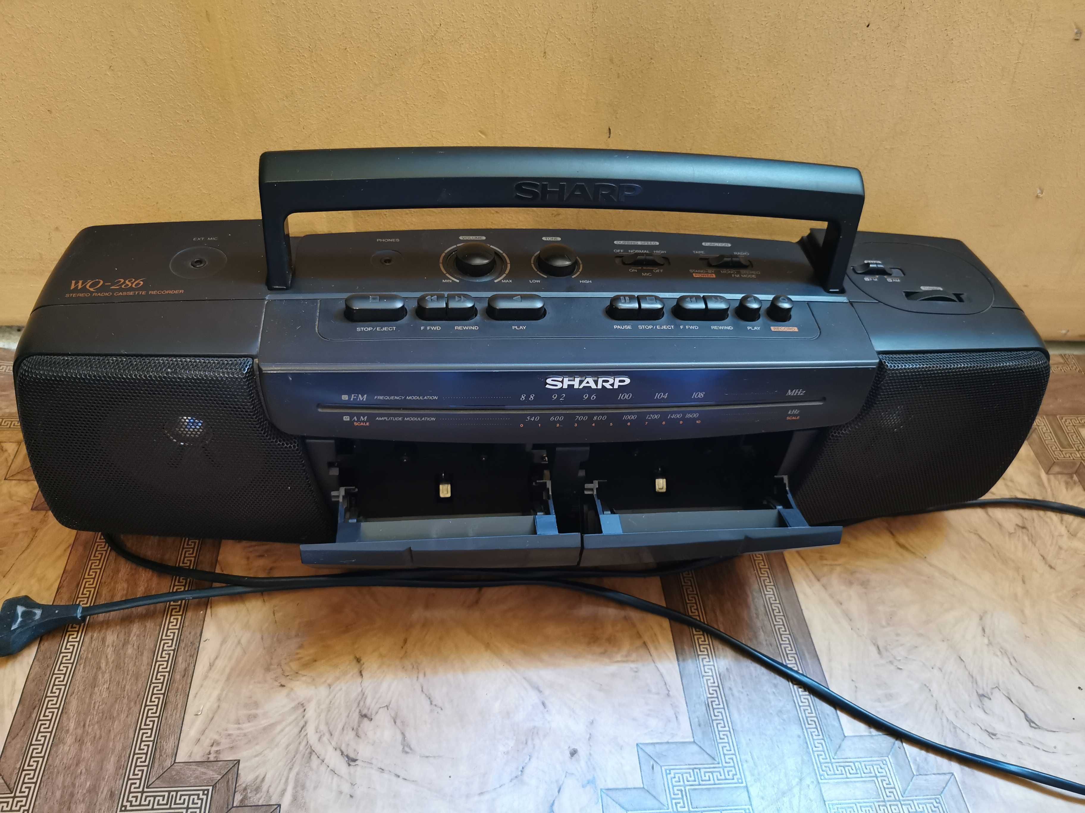 радио касетофон Goldstar TW-710S и Sharp  WQ-286  всичко си работи