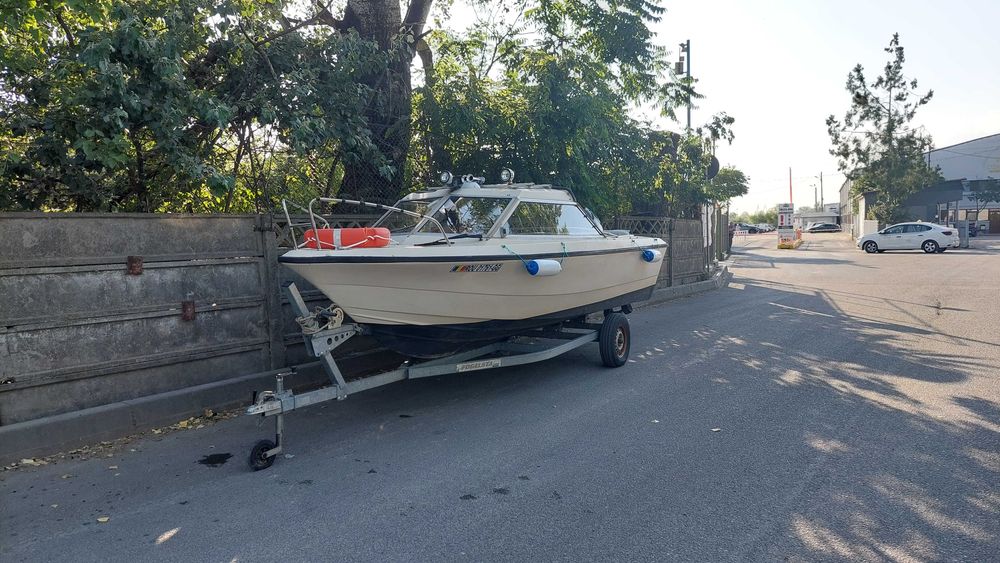 Ambarcațiune semicabinată cu motor Tohatsu 115 Cp nou, în garanție