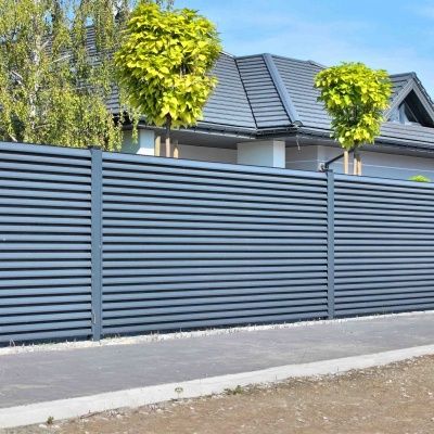 Construim la comanda dvs. garduri si porti din:
- panouri stil jaluzea