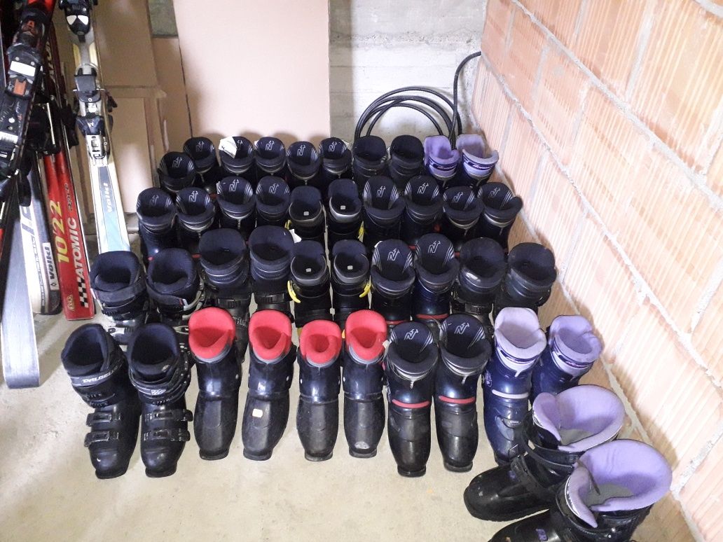 Vând schiuri, clapari si boots pt snowboard