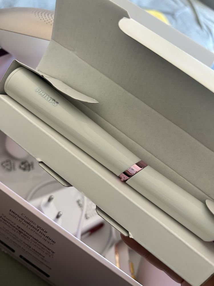 Фотоепилатор Philips Lumea Bri 921 + тример