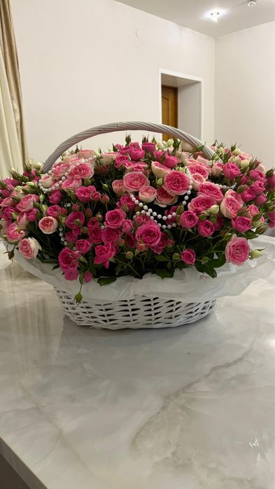 Продам большую корзину с кустовыми розами очень шикарный