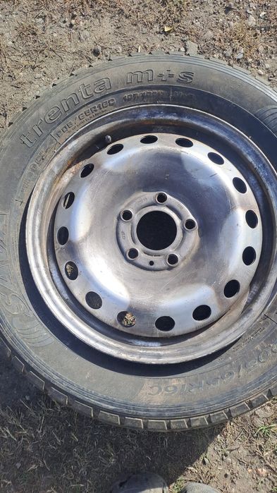 Vând 4 jante pe 16 de mercedes și 2 anvelope