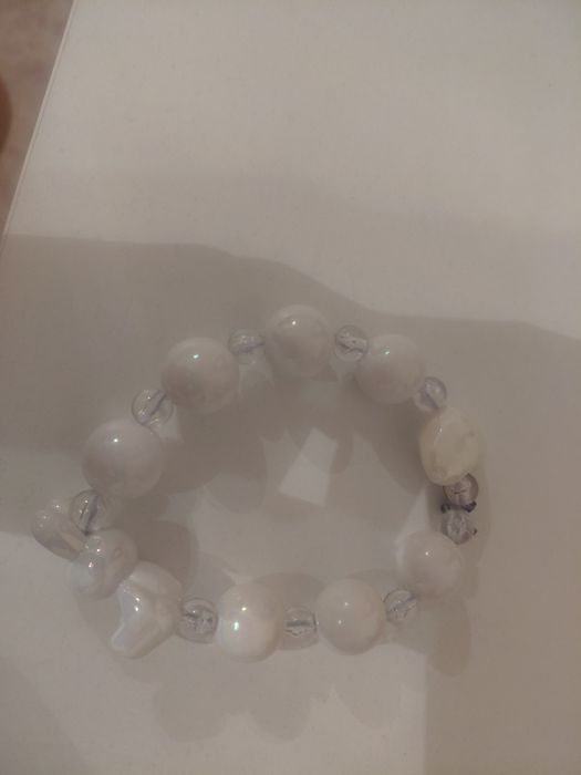 Браслет ручной работы, большие фигурки, фигурка зайчика и сердца,белый