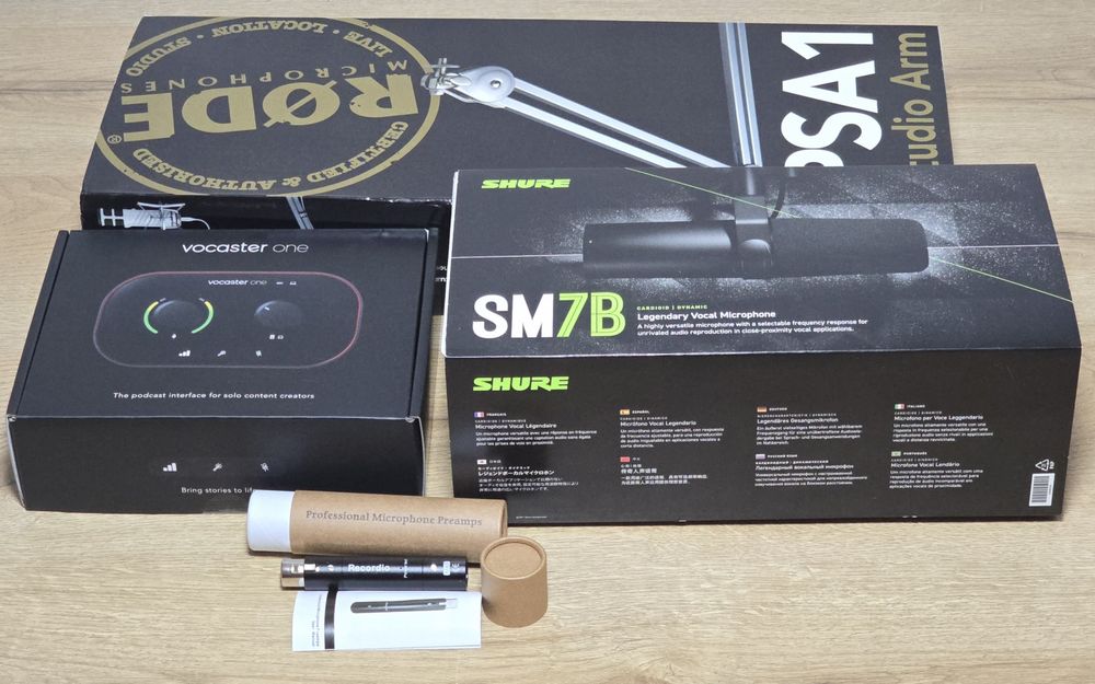 Kit Podcast PRO: Shure SM7B + Braț RØDE PSA1 + Interfață Vocaster One.