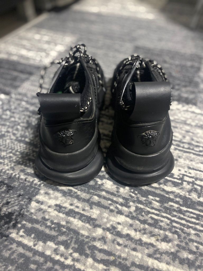 Adidași versace chain reaction
