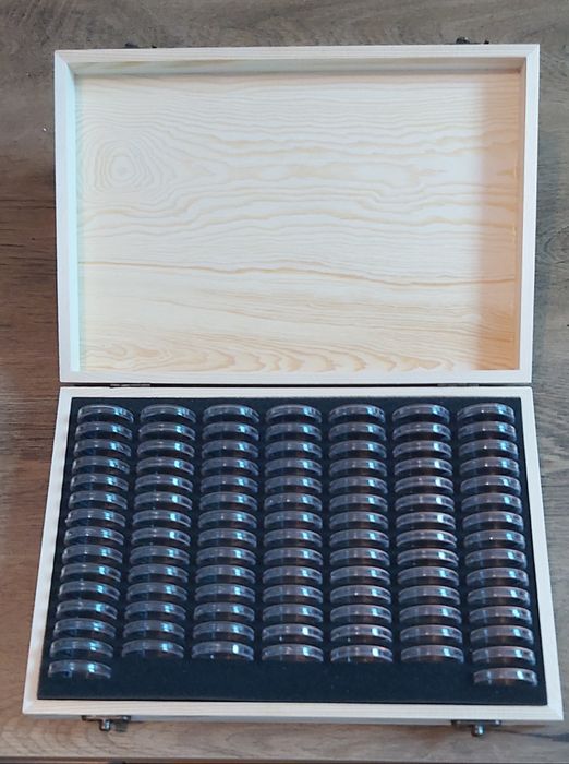 Кутия дървена за съхранение на монети.