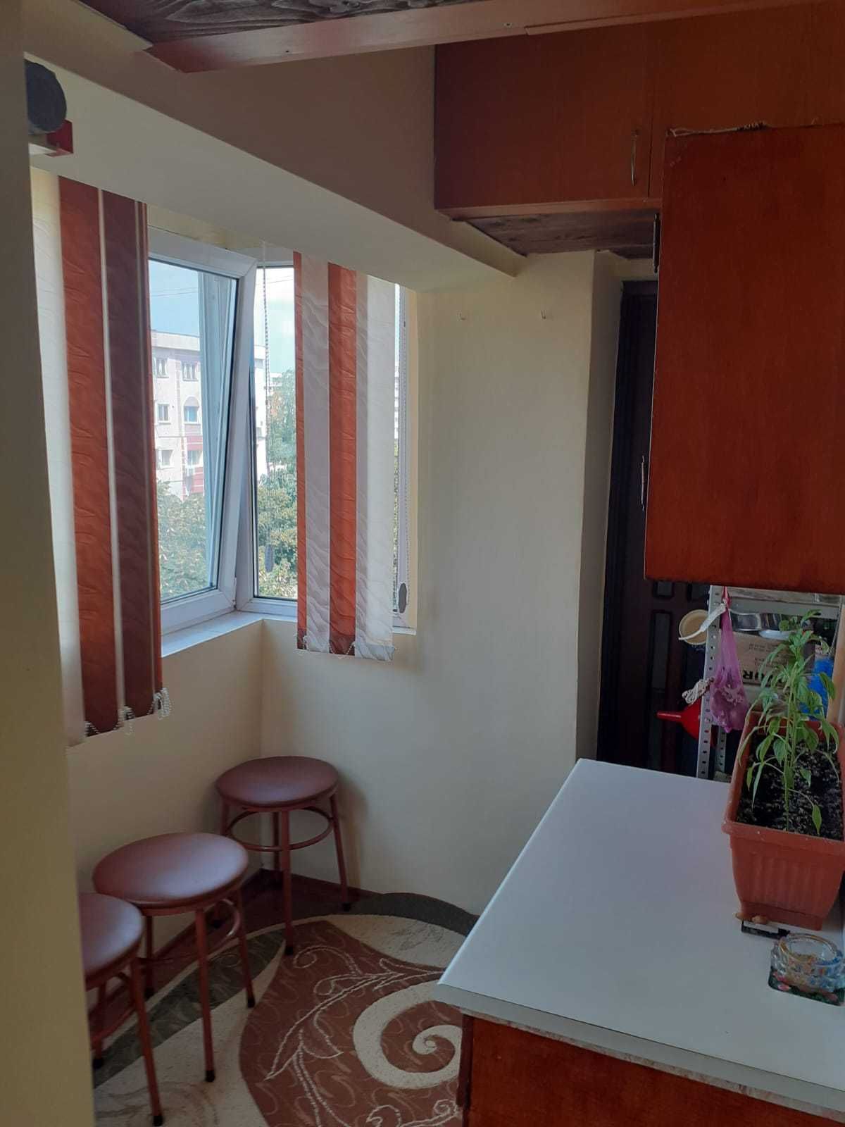 Vand apartament cu doua camere.