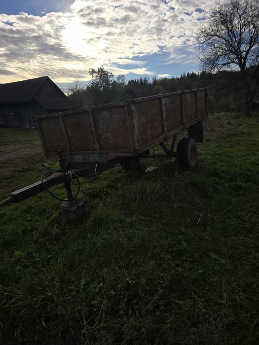 Remorcă agricolă basculabilă pe spate