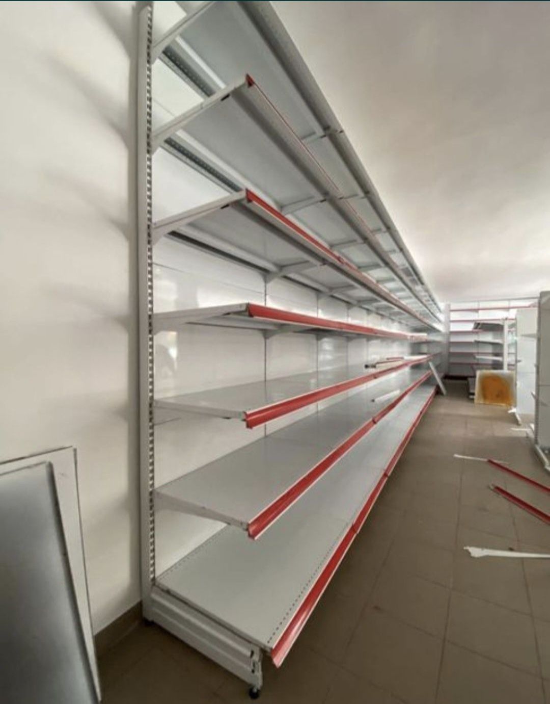 Vând rafturi metalice