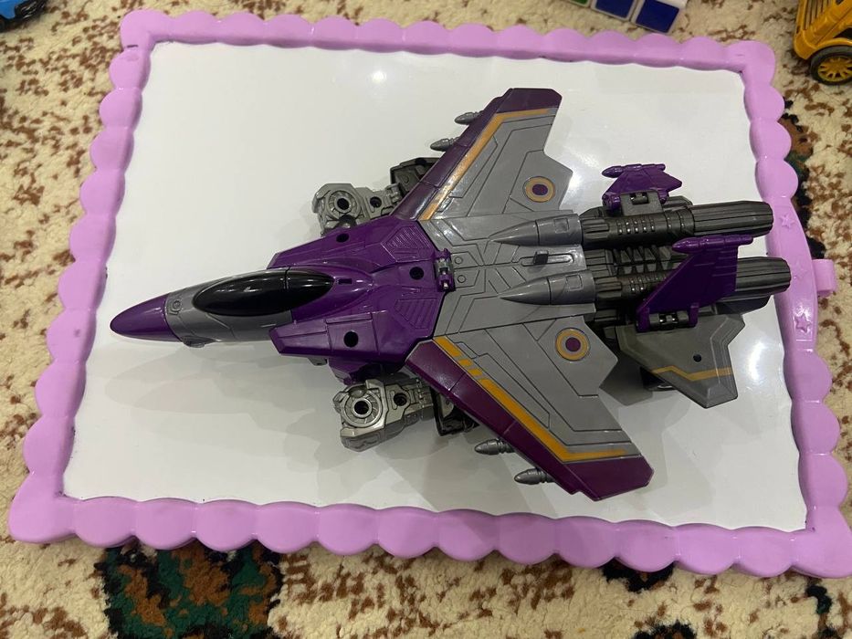 Продам игрушки , самолёт - трансформер