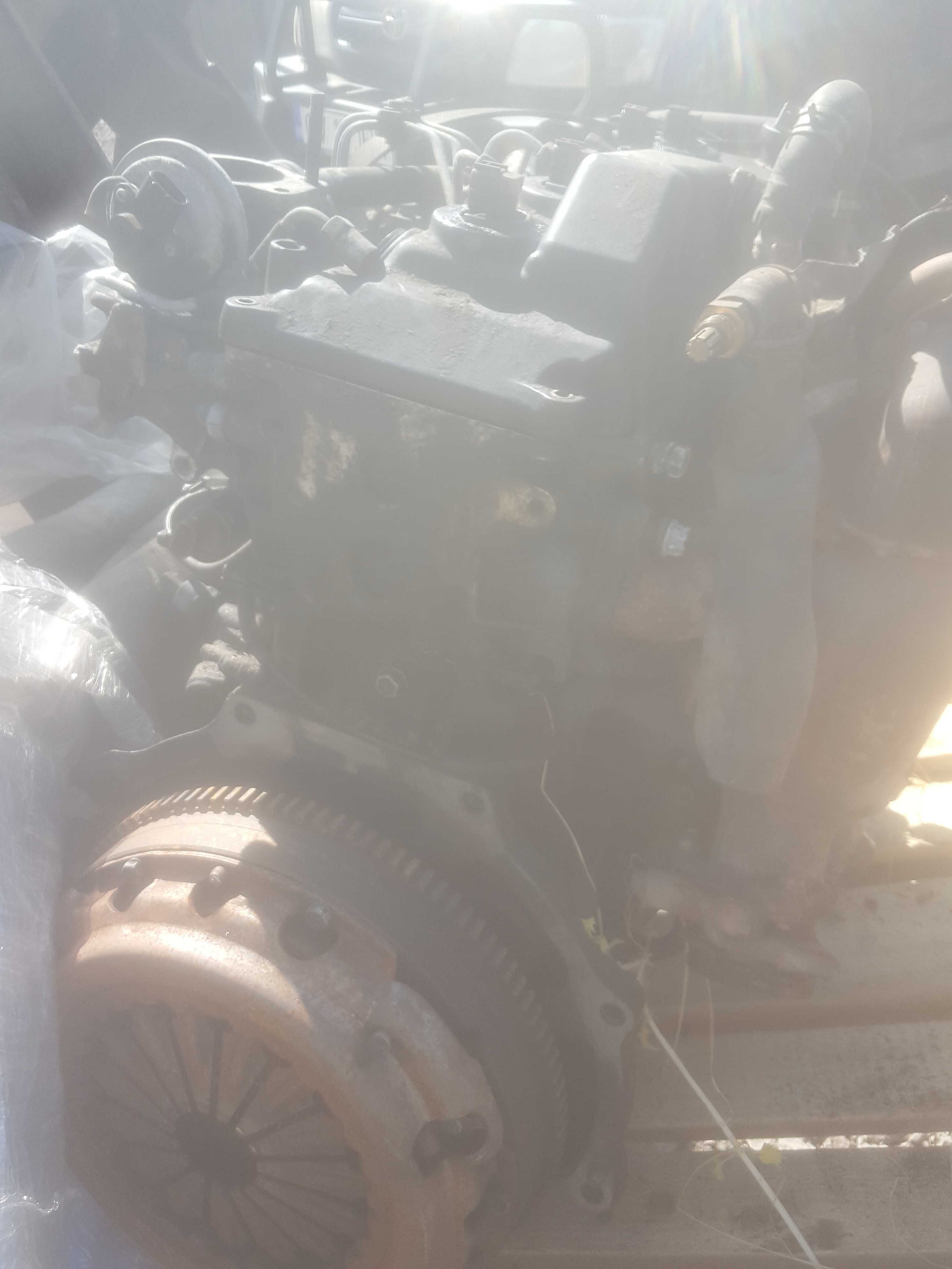 Motor toyota hilux 102 cp 2004 si cutie de viteze