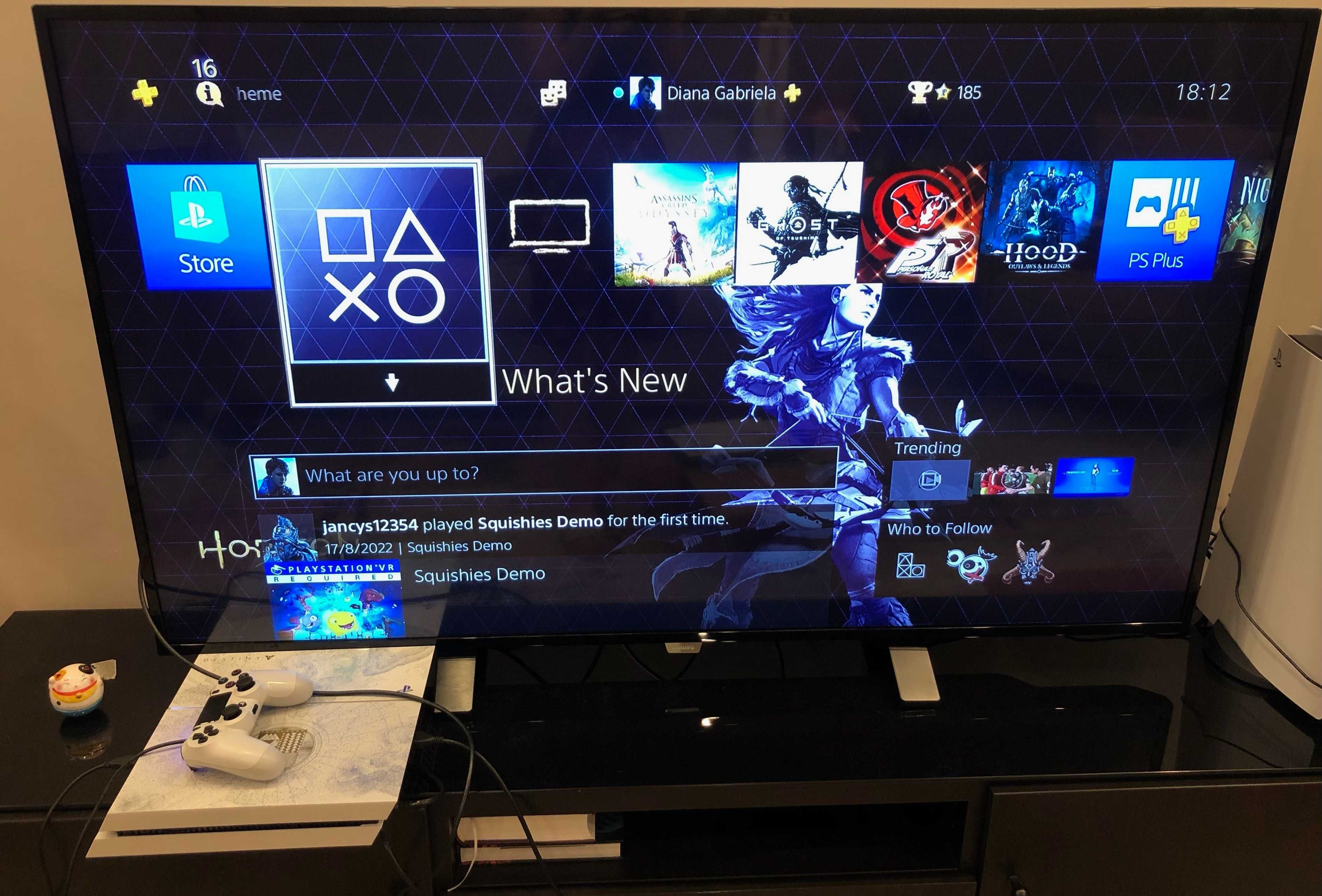 Playstation 4 alb cu 2 manete si un joc