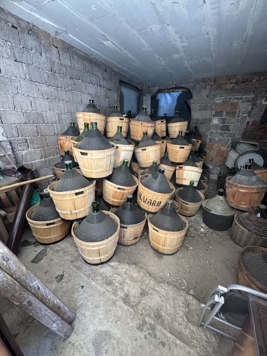 Vand damigene 50 L 
Sunt 300 de damigene unele cu carcasa altele fara