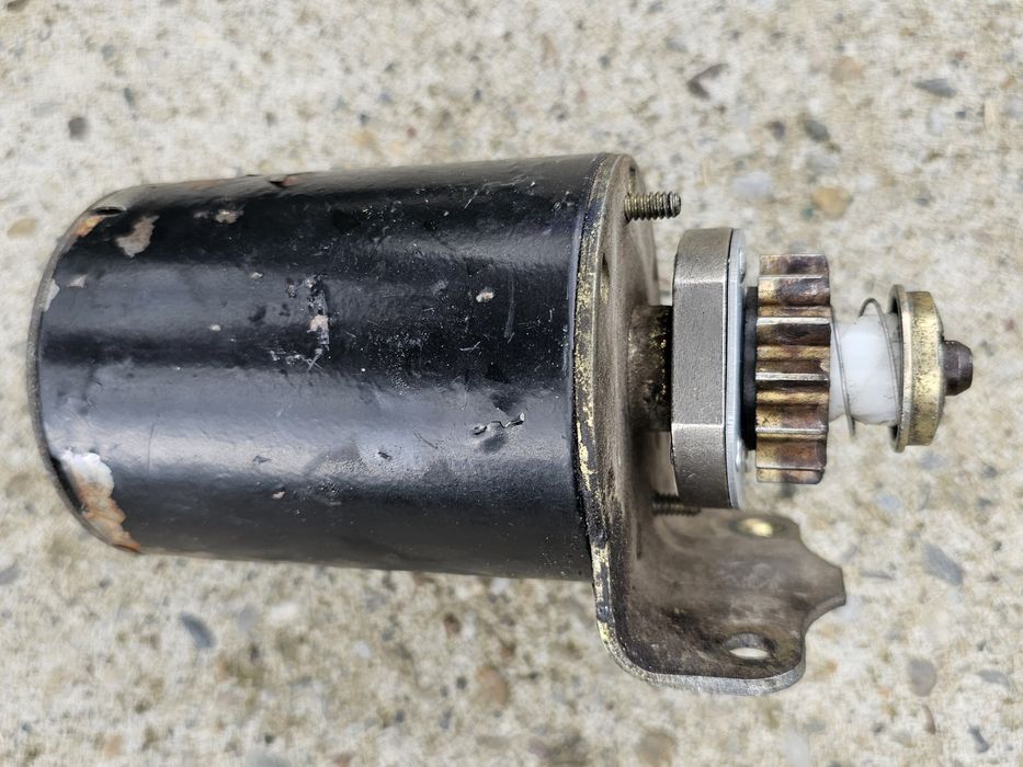 Electromotor tractoras de gazon