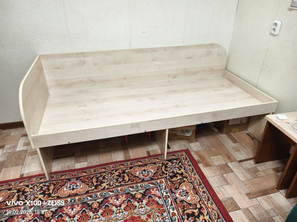 Кровать с матрасом